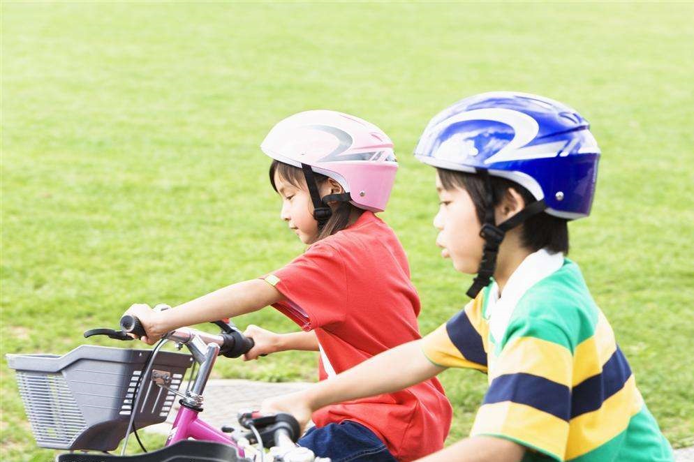 孩子户外骑车不慎跌倒，学会这几个方法让你不再手忙脚乱