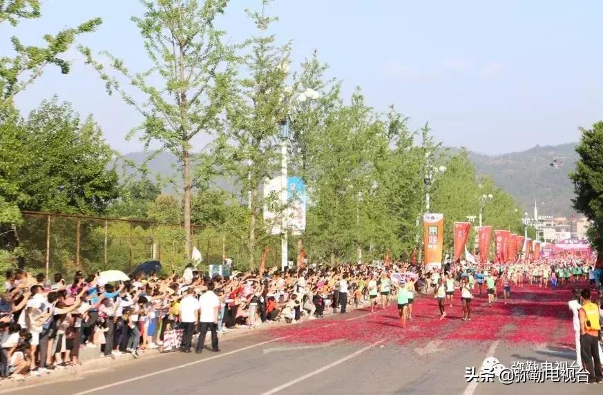 弥勒马拉松直升机撒玫瑰,弥勒马拉松用直升机撒玫瑰花