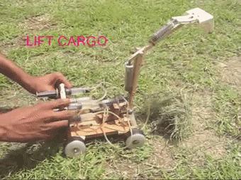 穷人的乐高什么样？印度大佬用垃圾做的玩具，火了