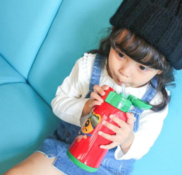 六个月宝宝可以用碗直接喝水吗,喝奶粉的宝宝前六个月需要喝水吗