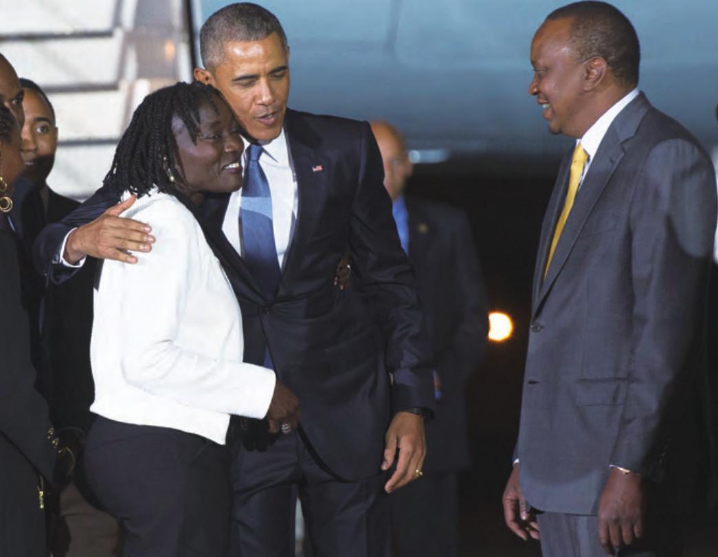 奥巴马第一次回非洲老家，帮着祖母扛大米，和兄弟们在村头喝酒