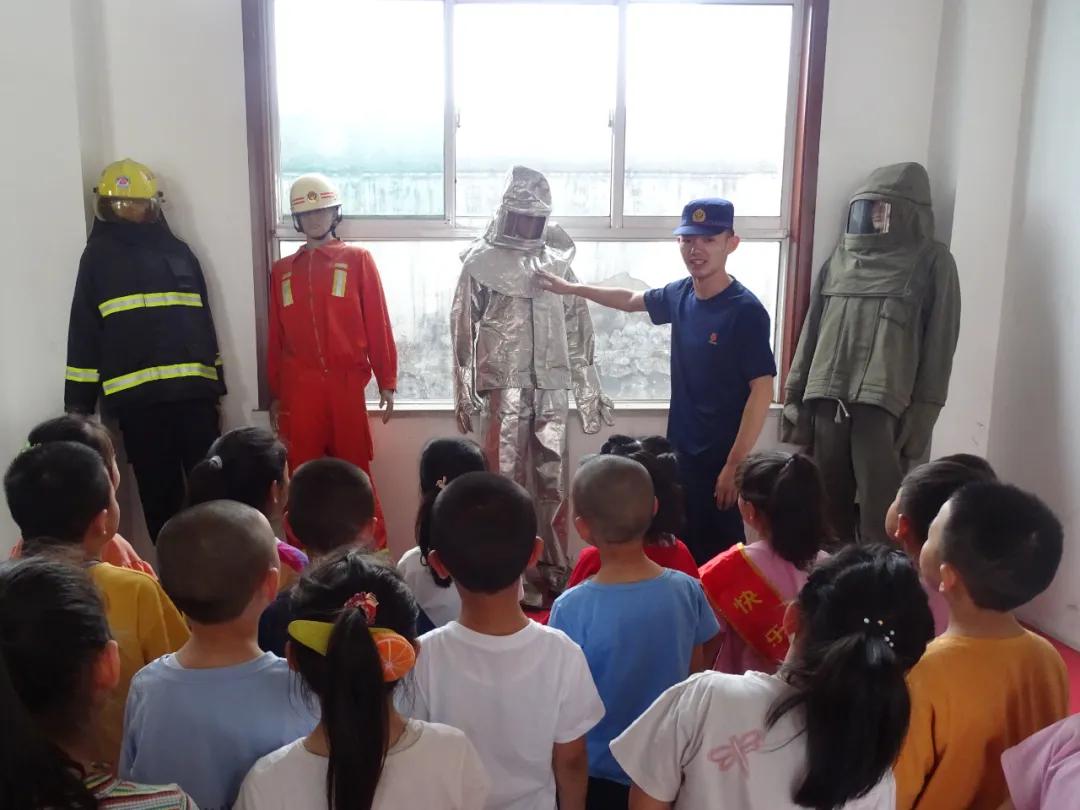 和消防员一起过六一儿童节,六一消防童行