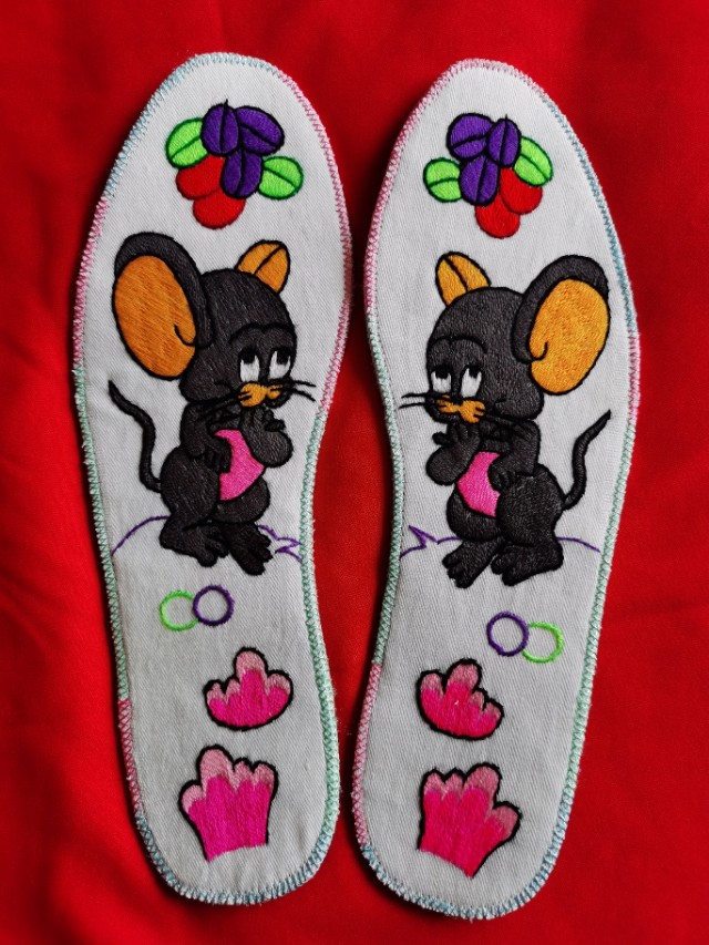 绣花鞋垫太美了,妈妈刺绣鞋垫