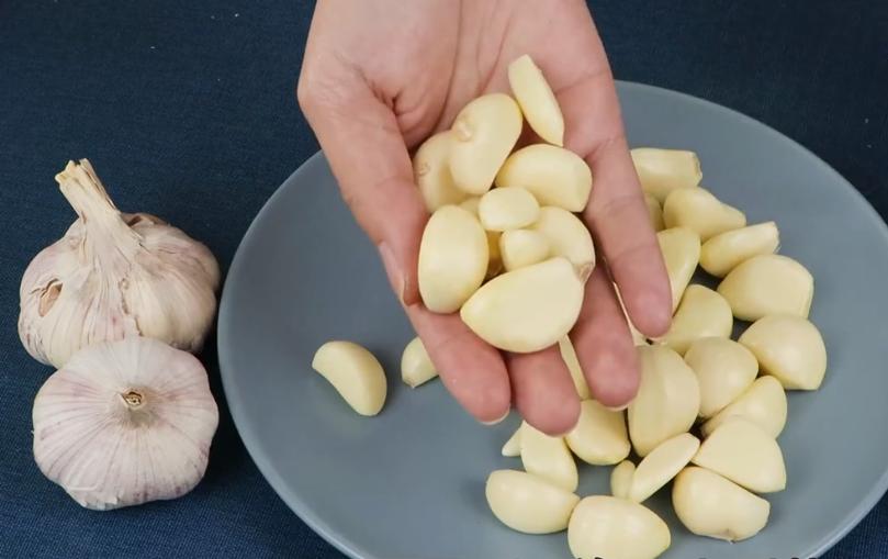 大蒜去皮看准这个小机关，一次剥一颗，30年保姆拿手绝活，真实用
