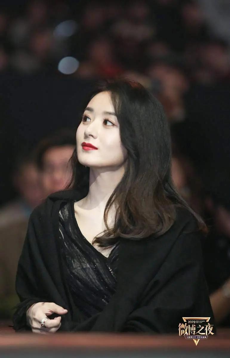 微博之夜赵丽颖杨幂一起走红毯 (杨幂赵丽颖微博之夜美图对比)