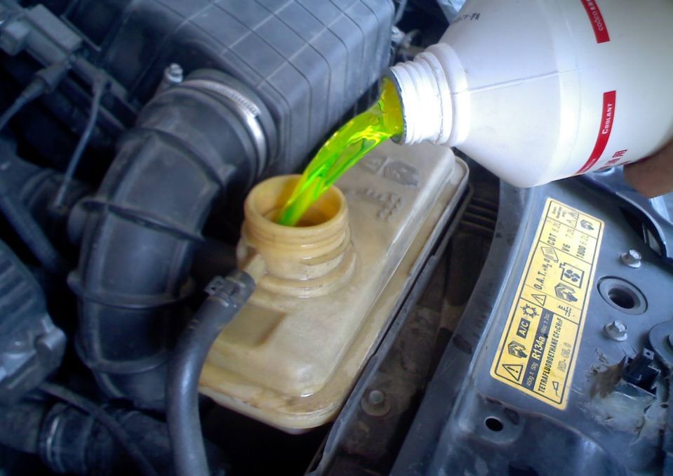 车没有防冻液可以加矿泉水吗,车上防冻液没了会怎么样