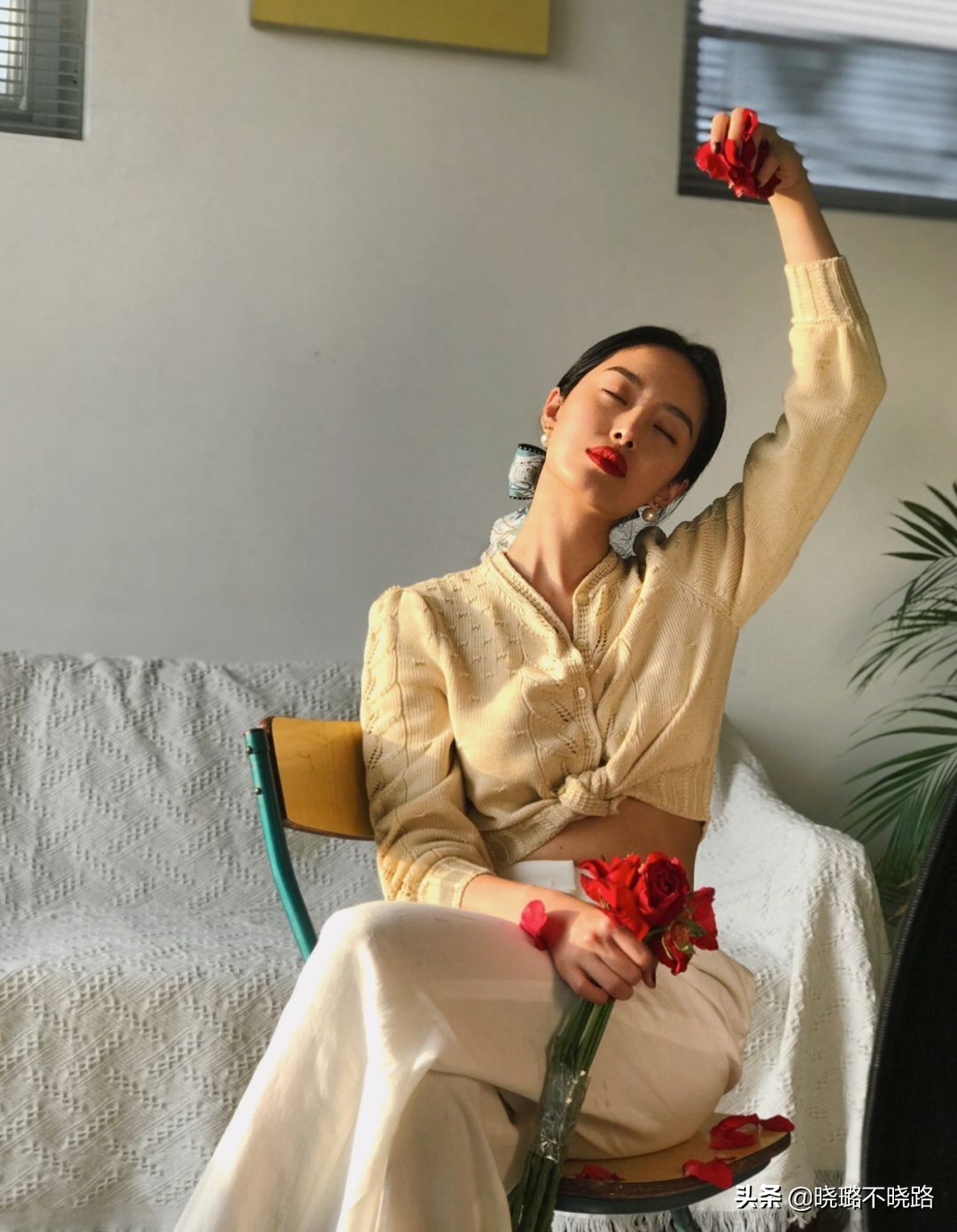 这个春天必学的气质发型,这个春天小丝巾这样搭