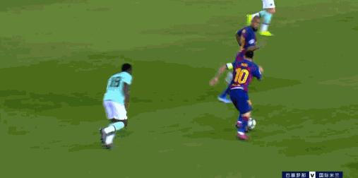 这家伙眼里只有足球，梅西一举动证明，鞋子掉了还在东张西望