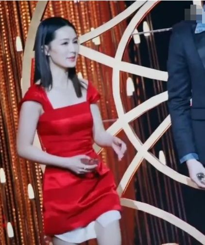 有种“保守”叫李沁嫌裙子太短，特意留口袋布，没想到意外显腿长