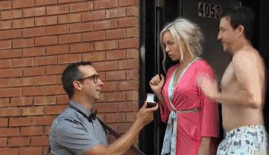 女朋友逛街说脚疼怎么回,女生逛街脚痛男生应该怎么办