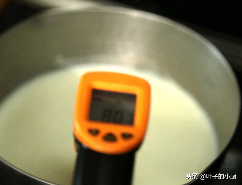 姜撞奶做法不凝固的原因,冬日甜品生姜奶不用锅煮