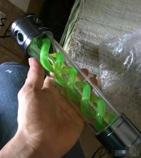 女朋友的房间里找到的工具,她说是手电筒,真以为我不懂吗?