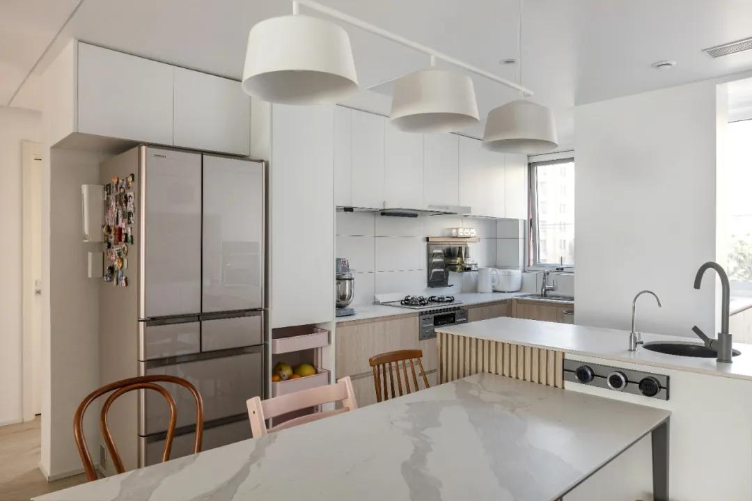 100平现代简约阳台装修风格,125平带阳台简约温馨装修风格