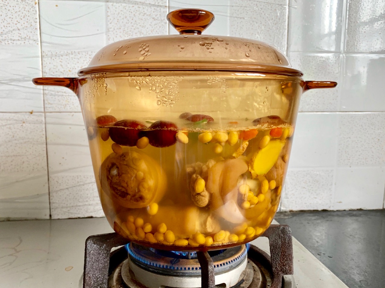 黄豆炖猪蹄汤是甜的,黄豆炖猪蹄奶白色