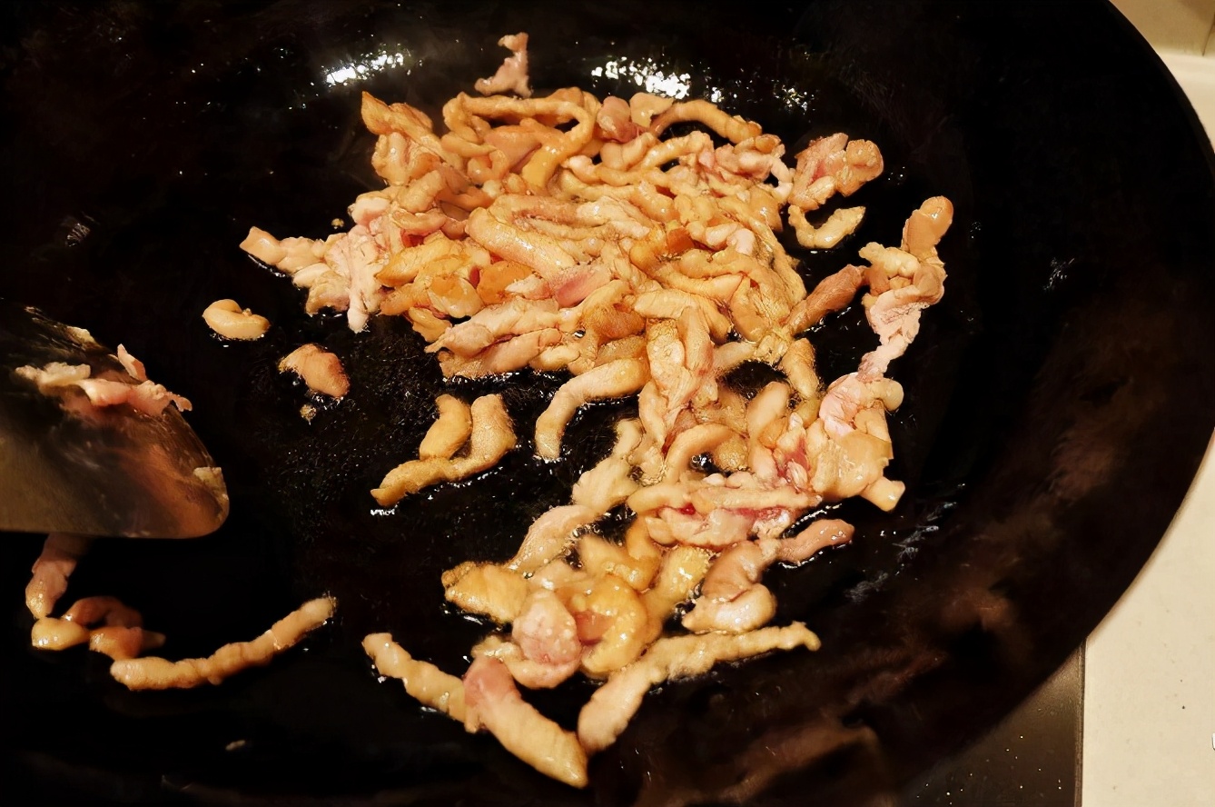 不管炒肉片还是肉丝，牢牢记住炒前多做2步，炒好后又嫩又滑又香