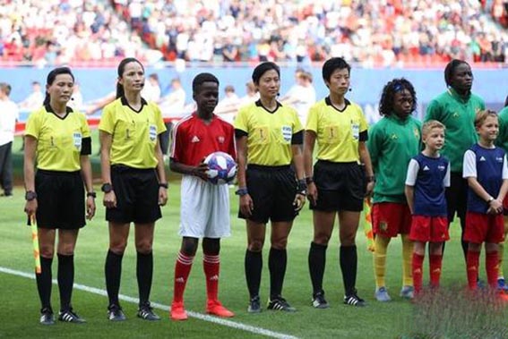 女足世界杯喀麦隆判罚,对着裁判吐口水被裁判一脚踢飞