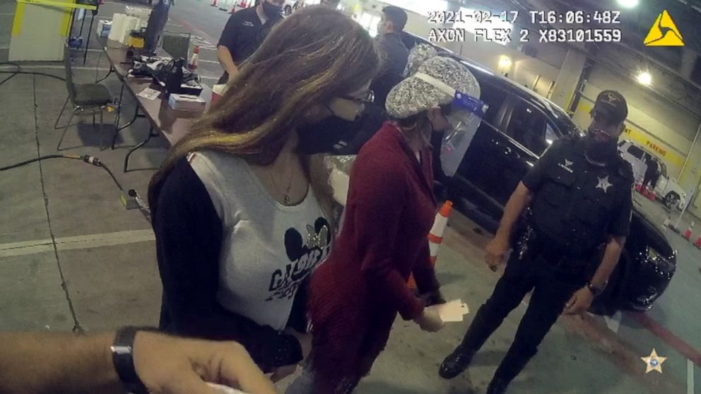 为了打新冠疫苗也是拼了,美国两名年轻女士伪装成老人