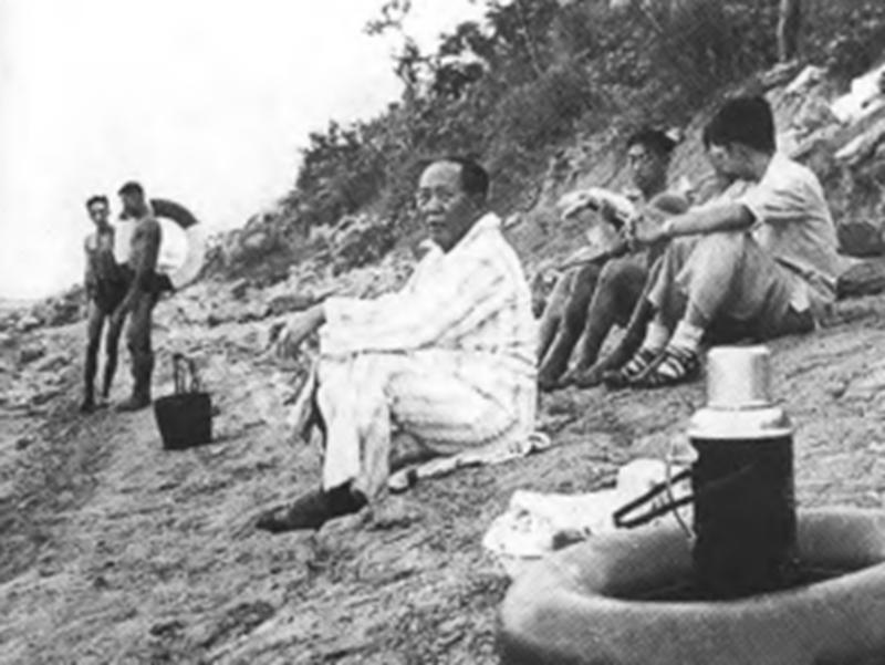 毛*东泽**时隔32年重回韶山，看到父母坟墓破烂不堪：不要修，就这样