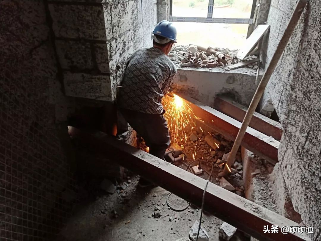 一种新型悬挑架的安装搭设装置,施工现场新型悬挑架