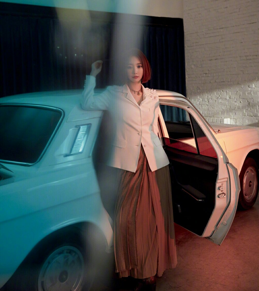 她是韩国“短发女神”，穿黑色蕾丝长裙搭皮靴出镜，霸气潇洒