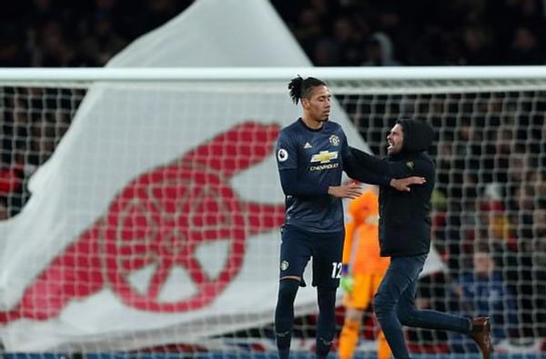 伯明翰球迷有多彪悍？砸车堵客队大巴，闯进场上殴打球员