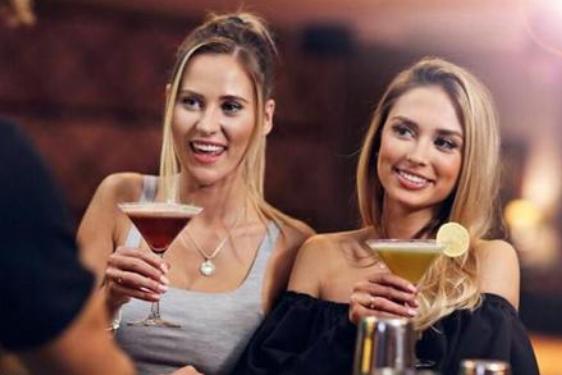 英国女性留学中国，名义是来学习，背后却默默“工作”