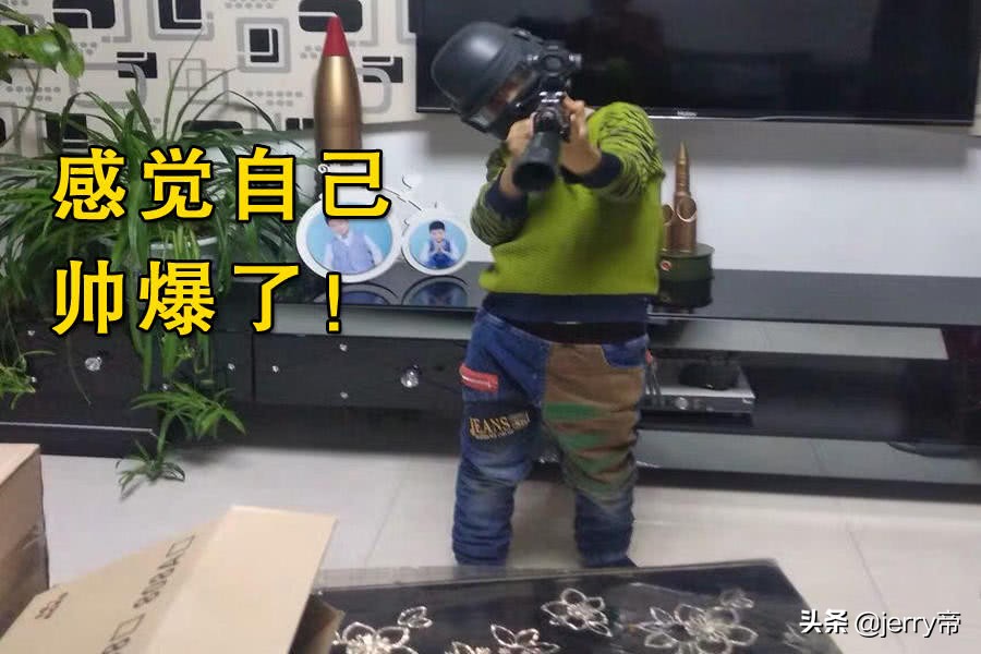 小孩儿拿玩具枪吃鸡,小朋友拿玩具玩吃鸡