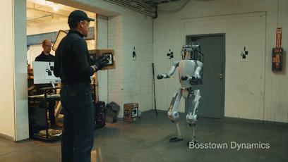 遭遇百般霸凌后,机器人竟将枪口对准人类