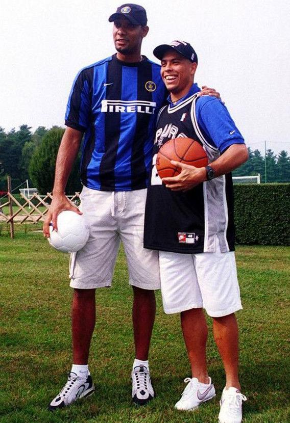 足球明星面对篮球明星,易建联姚明再度同框相互微笑感人