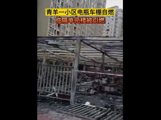 凌晨居民楼内电动车起火,小区车库起火几十辆电动车被烧