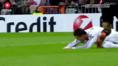 球王假装老人踢足球,内马尔假摔和c罗假摔哪个多