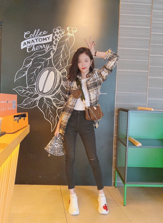 吴宣仪深v抹胸裙金色,吴宣仪深v礼服照