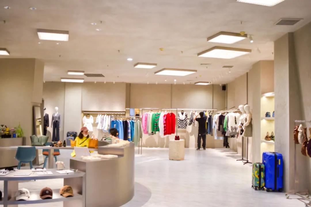 乌鲁木齐买手店有多酷？潮流搭配师坐镇，内藏咖啡吧，一秒出片