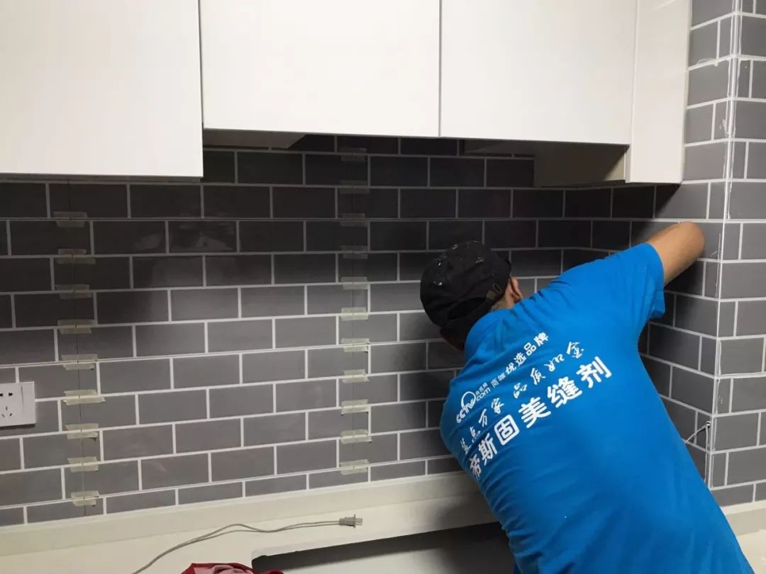 衣柜和瓷砖缝隙能用美缝剂吗,瓷砖缝隙太深美缝剂下塌怎么办