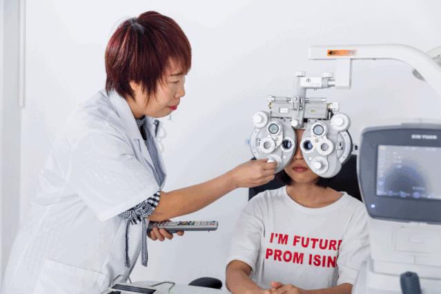 漳州这个老板太任性，包下一层楼开眼镜店