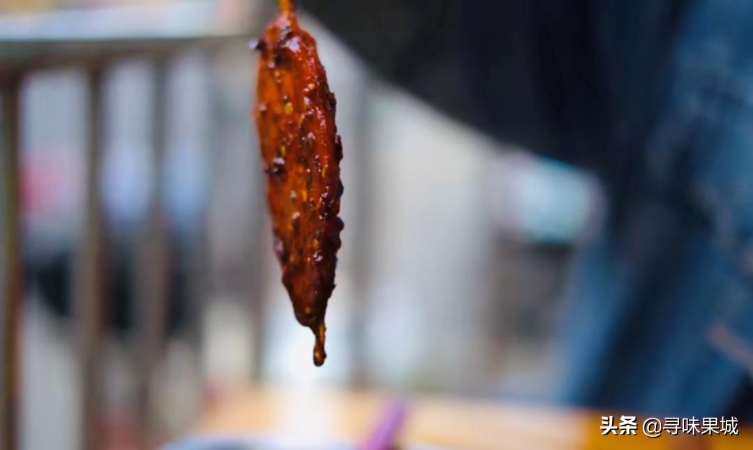 83岁老阿婆卖串串,成都70岁阿婆摆摊