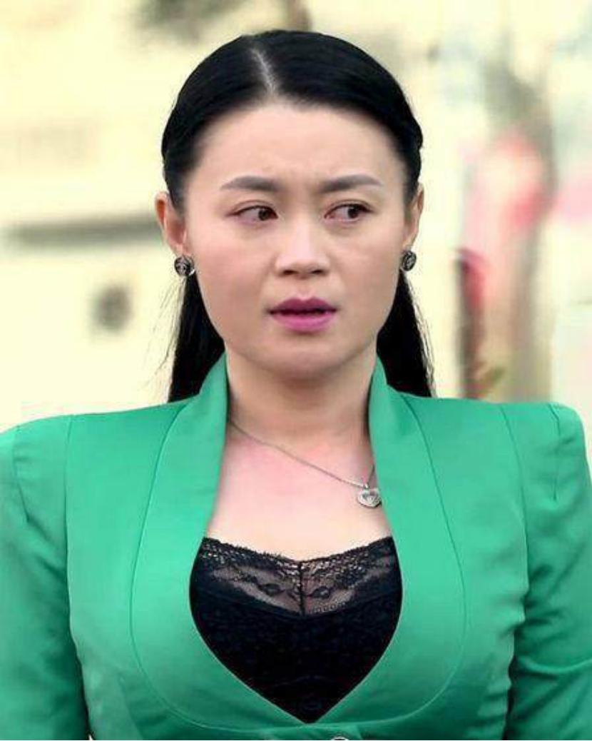 艾小羊：潘玮柏结婚，我更好奇新娘“土甜风”的衣品