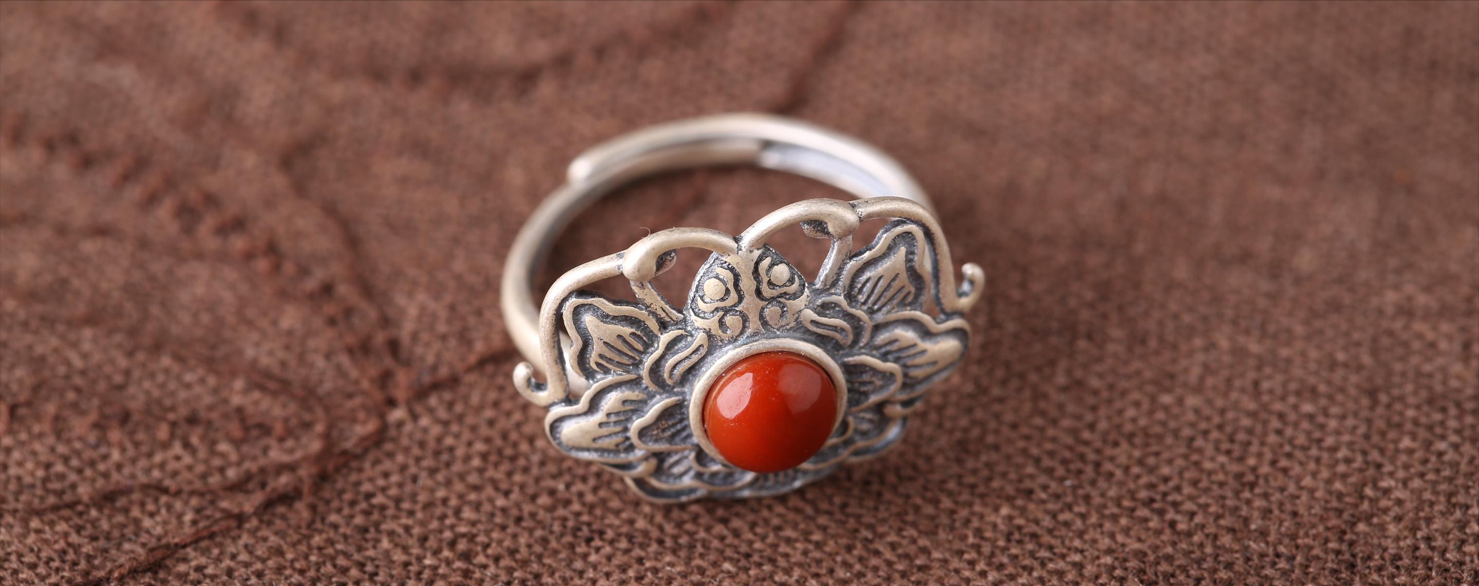 佩戴银饰变黑的原因,佩戴银饰有什么讲究