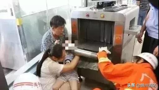 小朋友手指被卡消防救援,消防救援小孩手指卡在门上的小孔