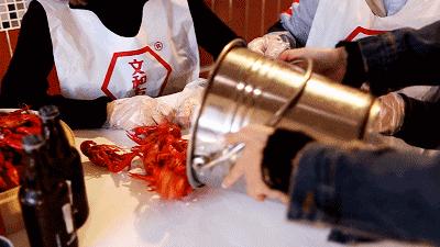 从5000元路边摊到200000000元超级龙虾店。他创业赚钱如此容易？