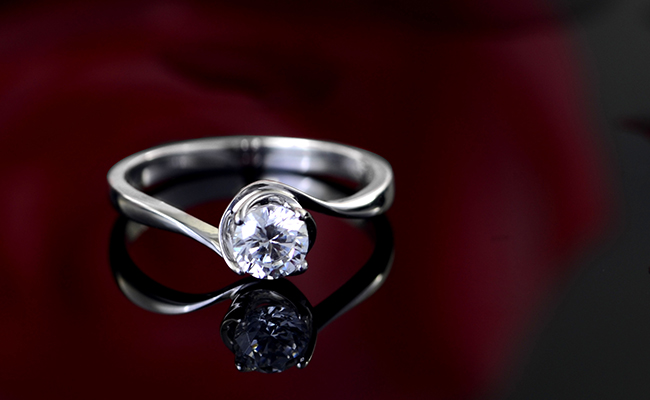 18k金钻石戒指好还是纯黄金的好,18k金钻石戒指是什么