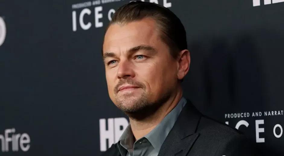 女友看上了莱昂纳多？世界首富争锋吃醋，秀肌肉“威胁”小李子