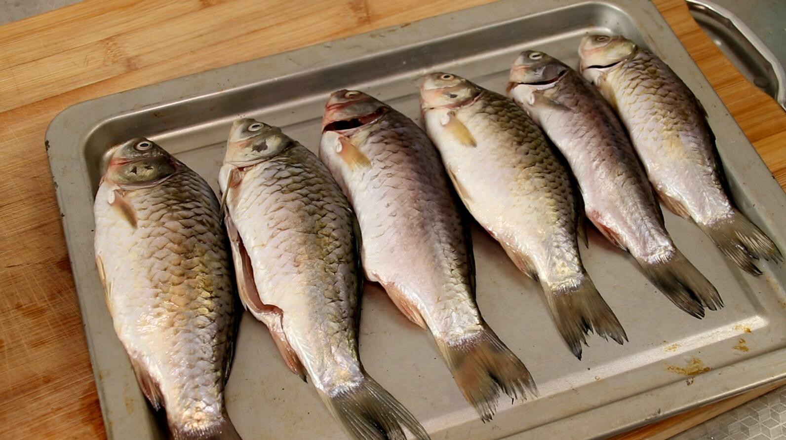 炸鱼的家常做法不用面粉淀粉,炸鱼挂芡是用淀粉还是用面粉