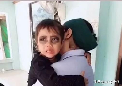 把孩子眼周围涂上眼影,制止孩子看手机给孩子眼睛画眼影