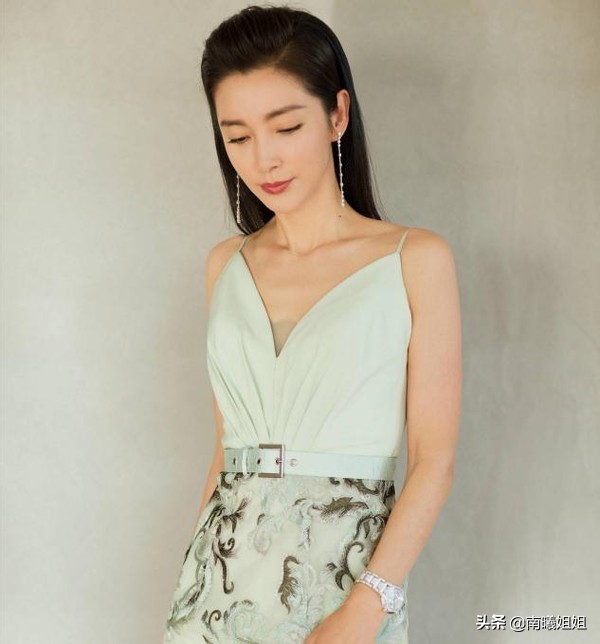 春季圆脸黑长直发有刘海半扎编发,圆脸换个短发