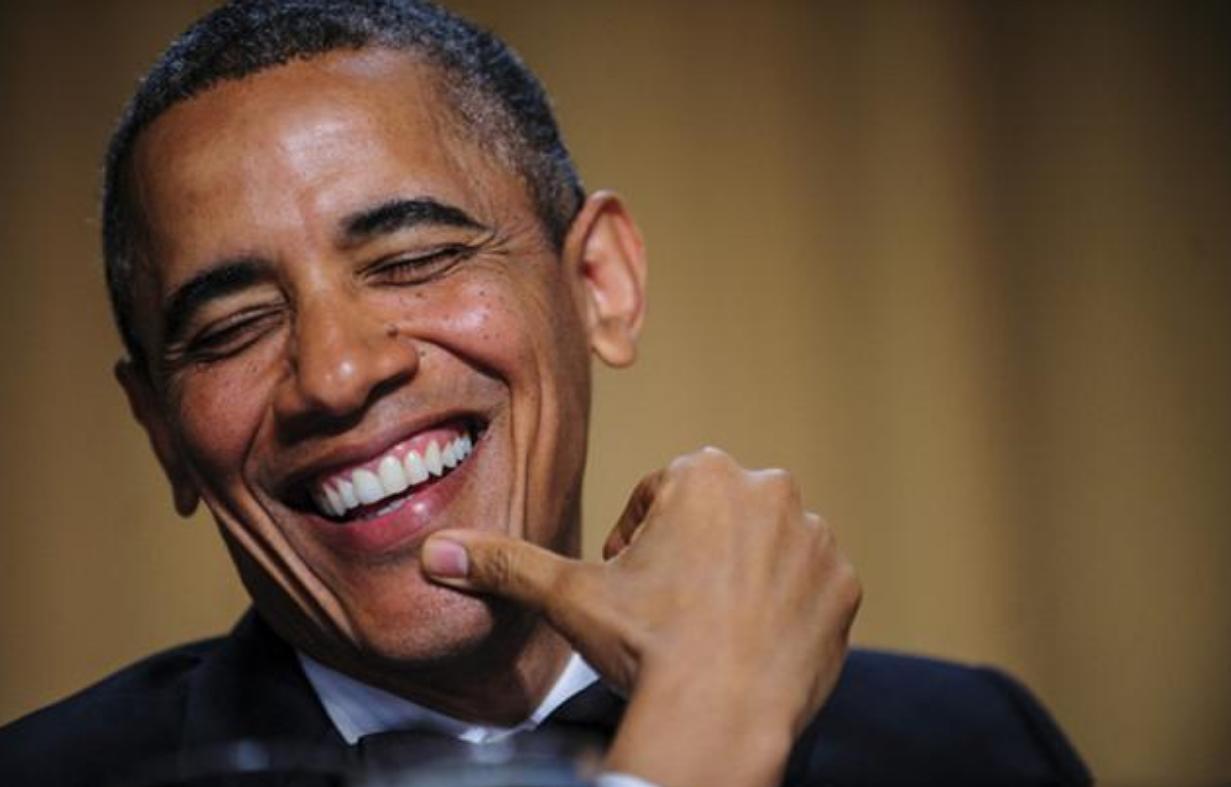 奥巴马第一次回非洲老家，帮着祖母扛大米，和兄弟们在村头喝酒