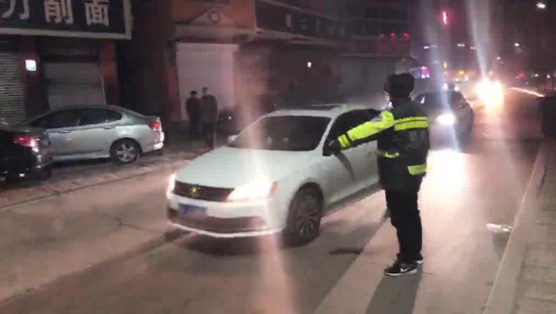 保定曲阳交警帮外卖小哥送餐,交警执法送外卖