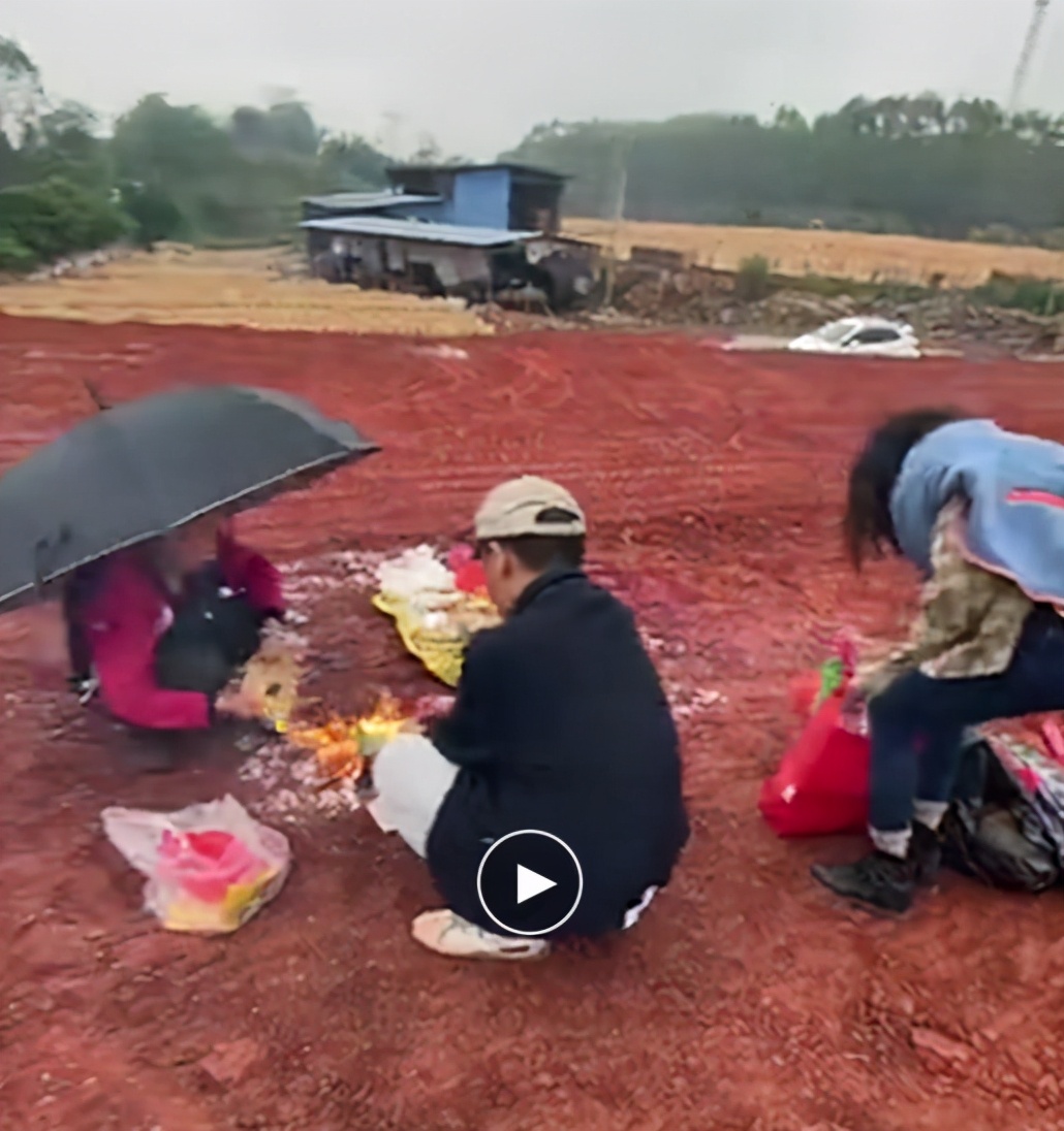 回家扫墓发现祖宗的坟不见了,回家扫墓坟不见了