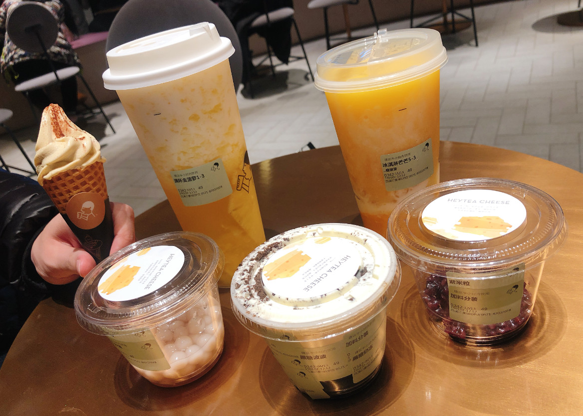 奶茶200块钱一杯排队八个小时,一杯奶茶60元排队买