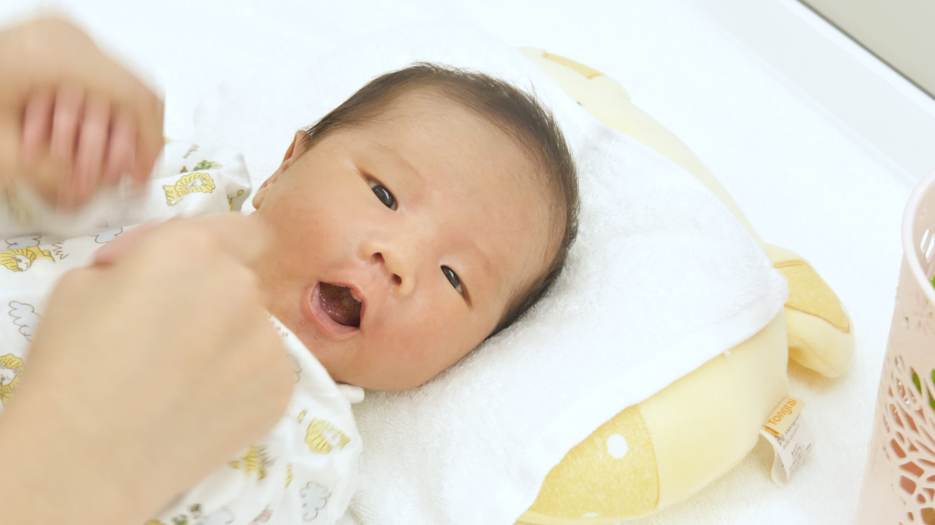 不要再给宝宝用伤身的粉状爽身粉了，可能存有致癌成分的滑石粉